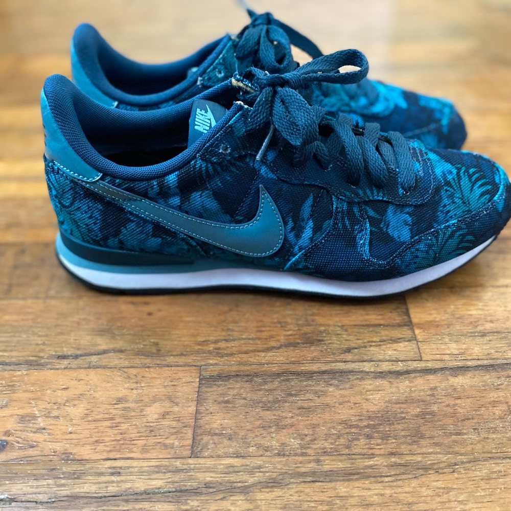 Nike Internationalists Size 8 in men 10 in Women